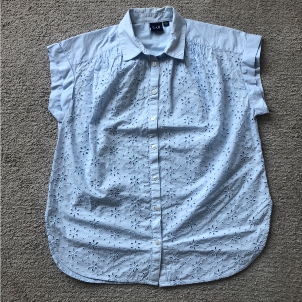 GAP- Eyelet top.NWOT.